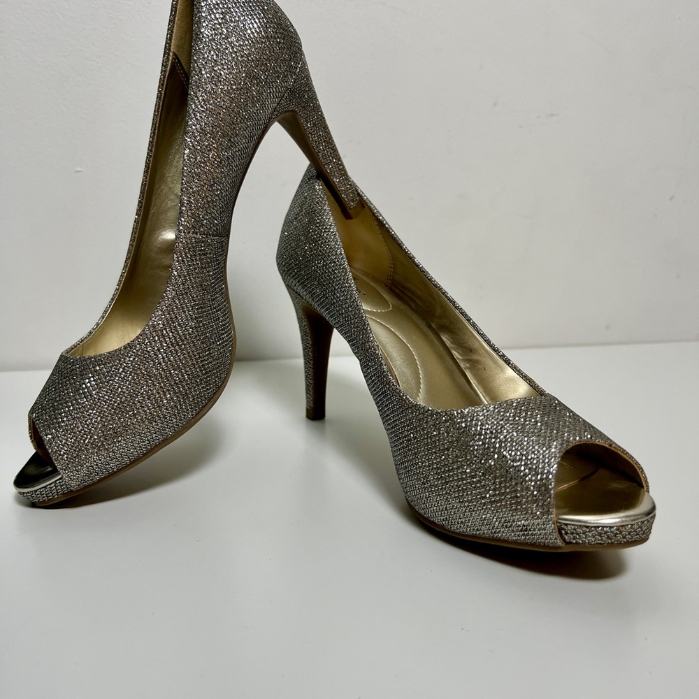 Bandolino Rainaa Silver Gold Metallic Peep Toe Platform Pumps Heels Size 9M